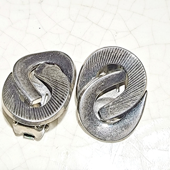 Vintage modernist textured loop figure 8 clip on earrings - Picture 2 of 4